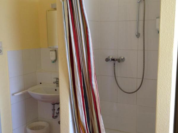 Domo Hotel Mondial : photo 5 de la chambre chambre simple avec salle de bains et toilettes communes