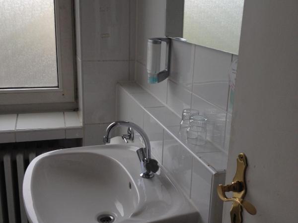 Domo Hotel Mondial : photo 6 de la chambre chambre lits jumeaux