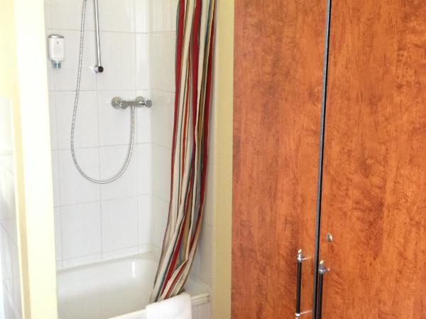 Domo Hotel Mondial : photo 7 de la chambre chambre simple avec salle de bains et toilettes communes