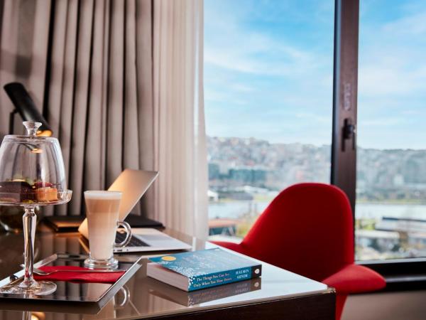 Mövenpick Istanbul Hotel Golden Horn : photo 5 de la chambre chambre lit queen-size supérieure – vue sur mer