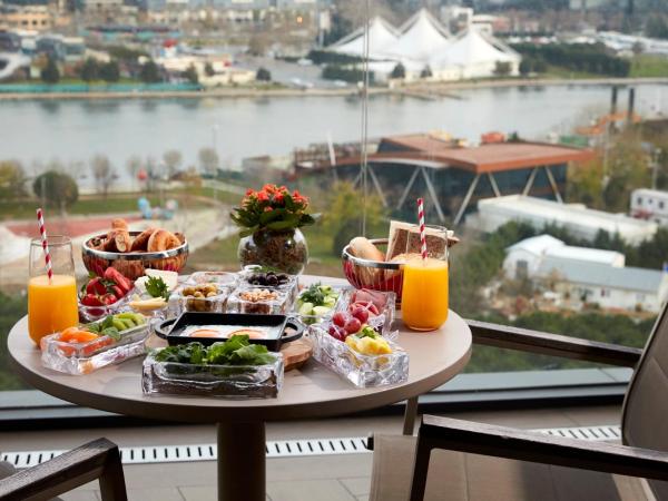 Mövenpick Istanbul Hotel Golden Horn : photo 7 de la chambre chambre premium avec lit king-size et vue sur la mer