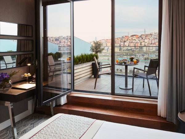Mövenpick Istanbul Hotel Golden Horn : photo 3 de la chambre chambre premium avec lit king-size et vue sur la mer