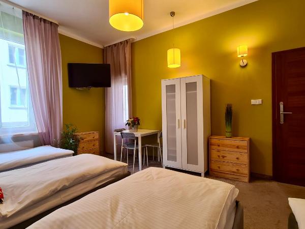 Hostel Moderna Rest : photo 4 de la chambre chambre quadruple avec balcon