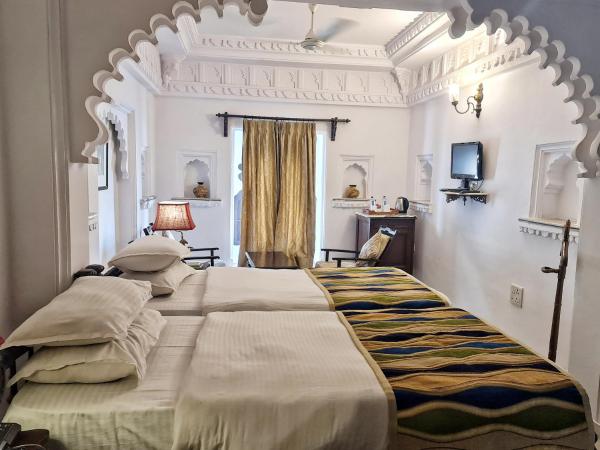 Amet Haveli - A Heritage Hotel Udaipur : photo 4 de la chambre hébergement super deluxe - vue sur lac
