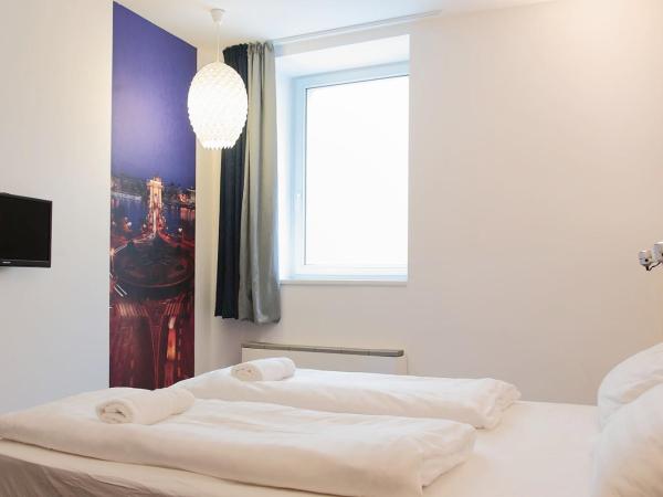 Maverick City Lodge : photo 5 de la chambre chambre double avec salle de bains privative