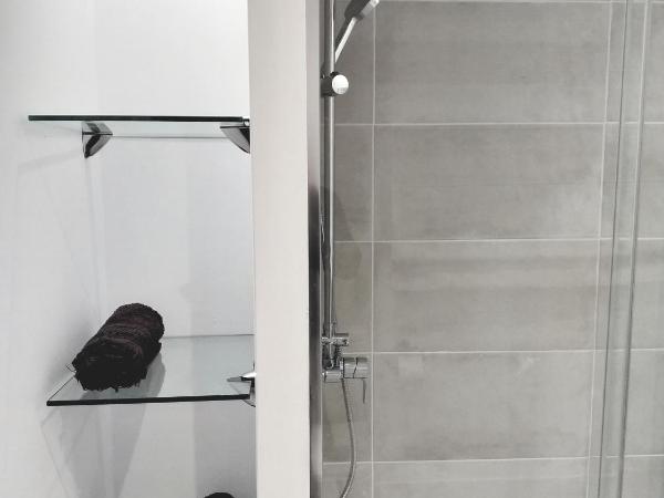 COLLECTION CITY - Bed & Breakfast, Alicante Center I Cocina & Amplia Terraza - Jardín : photo 5 de la chambre chambre lits jumeaux avec salle de bains