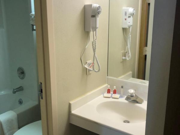 Econo Lodge Metro : photo 10 de la chambre chambre lit king-size