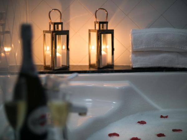 Residenza Kastrum : photo 7 de la chambre suite deluxe avec baignoire spa