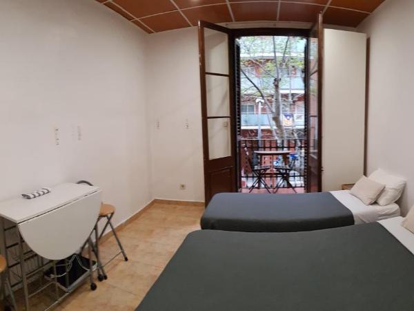 Barcelona Rooms 294 : photo 9 de la chambre chambre familiale avec salle de bains privative et balcon