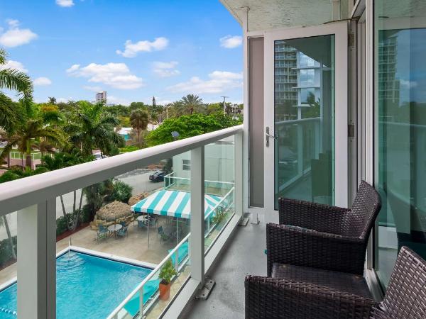 Best Western Plus Oceanside Inn : photo 1 de la chambre chambre avec 2 lits queen-size - vue piscine