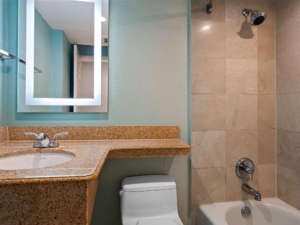 Best Western Plus Oceanside Inn : photo 4 de la chambre chambre lit queen-size avec balcon