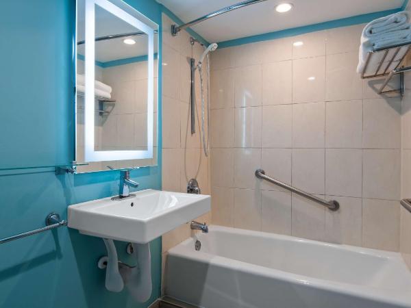 Best Western Plus Oceanside Inn : photo 2 de la chambre chambre double lit queen-size avec baignoire accessible aux personnes à mobilité réduite - non-fumeurs