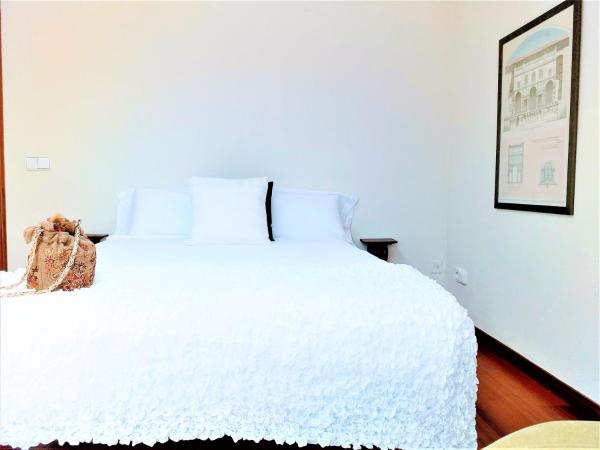 COLLECTION CITY - Bed & Breakfast, Alicante Center I Cocina & Amplia Terraza - Jardín : photo 4 de la chambre chambre triple avec salle de bains privative séparée