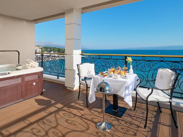 Hotel Villa Harmony : photo 3 de la chambre suite de luxe en front de mer avec jacuzzi extérieur