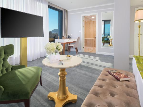 Hotel Villa Harmony : photo 9 de la chambre suite de luxe en front de mer avec jacuzzi extérieur