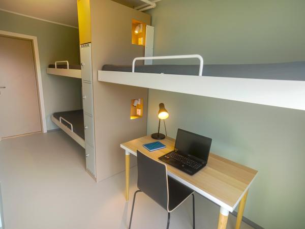 Bergen Hostel Montana : photo 1 de la chambre chambre triple avec salle de bains privative