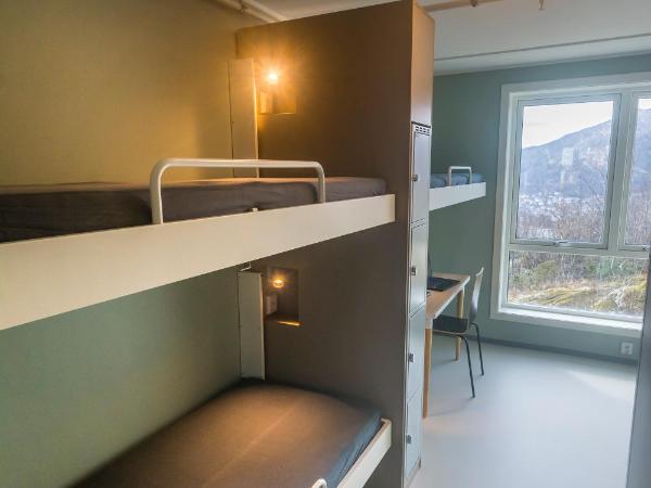 Bergen Hostel Montana : photo 4 de la chambre chambre triple avec salle de bains privative