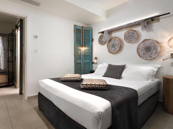 Elakati Luxury Boutique Hotel - Adults Only : photo 6 de la chambre suite lit queen-size avec bain à remous extérieur privé - iviskos