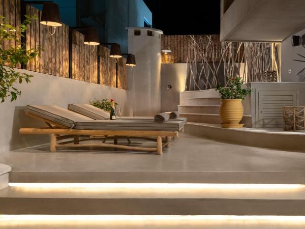 Elakati Luxury Boutique Hotel - Adults Only : photo 1 de la chambre suite lit queen-size avec bain à remous extérieur privé - iviskos