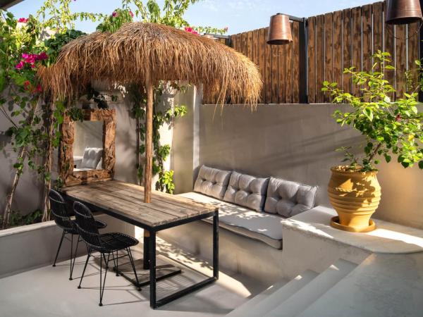 Elakati Luxury Boutique Hotel - Adults Only : photo 5 de la chambre suite lit queen-size avec bain à remous extérieur privé - iviskos