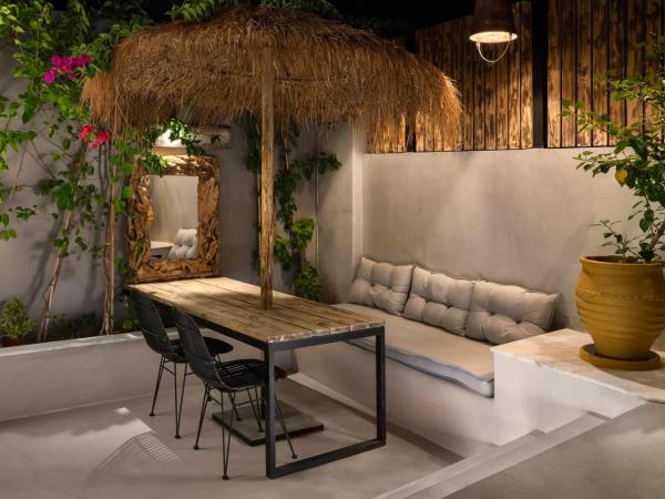 Elakati Luxury Boutique Hotel - Adults Only : photo 3 de la chambre suite lit queen-size avec bain à remous extérieur privé - iviskos