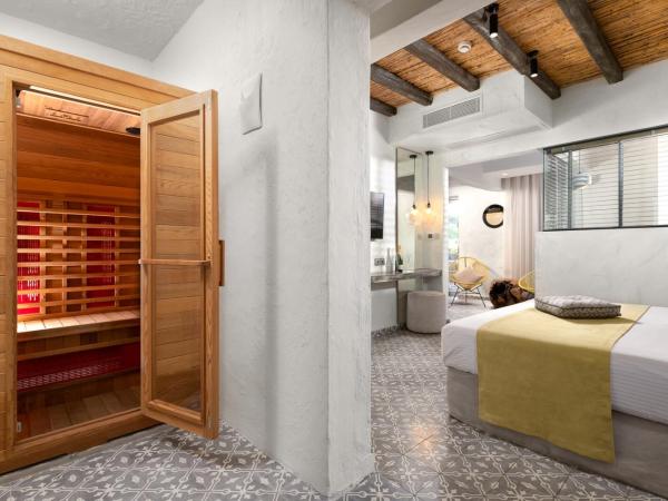 Elakati Luxury Boutique Hotel - Adults Only : photo 8 de la chambre suite lit king-size avec bain à remous extérieur privé - helios