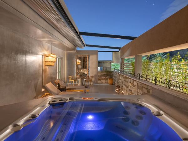 Elakati Luxury Boutique Hotel - Adults Only : photo 3 de la chambre suite lit king-size avec bain à remous extérieur privé - helios