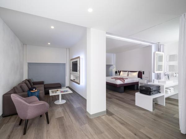 YOTELAIR Istanbul Airport, Duty free - International Transit area : photo 2 de la chambre suite junior