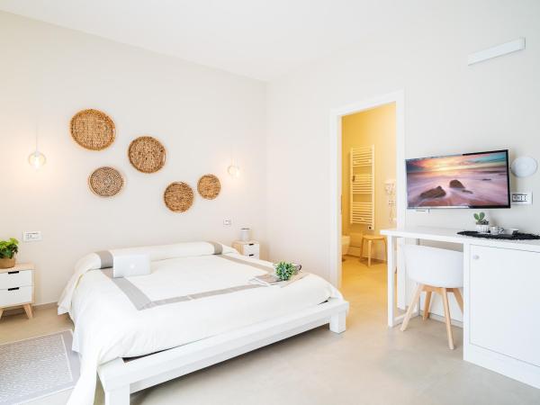 Enjoy Your Stay - Guest House - Olbia : photo 3 de la chambre chambre triple confort avec douche