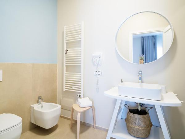 Enjoy Your Stay - Guest House - Olbia : photo 10 de la chambre chambre triple confort avec douche