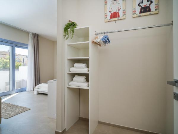 Enjoy Your Stay - Guest House - Olbia : photo 7 de la chambre chambre triple confort avec douche