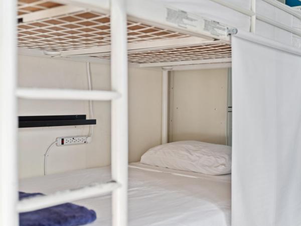 Samesun Hollywood : photo 8 de la chambre lit dans dortoir mixte de 6 lits - salle de bains commune