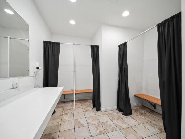 Samesun Hollywood : photo 9 de la chambre lit dans dortoir mixte de 6 lits - salle de bains commune