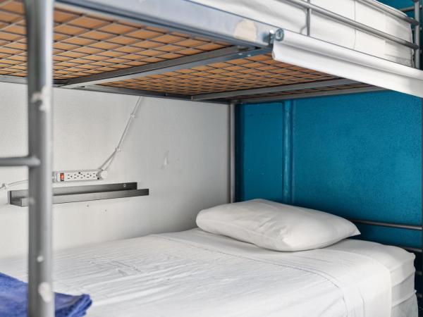 Samesun Hollywood : photo 10 de la chambre bed in 4-bed mixed dormitory room - shared bathroom & ac
