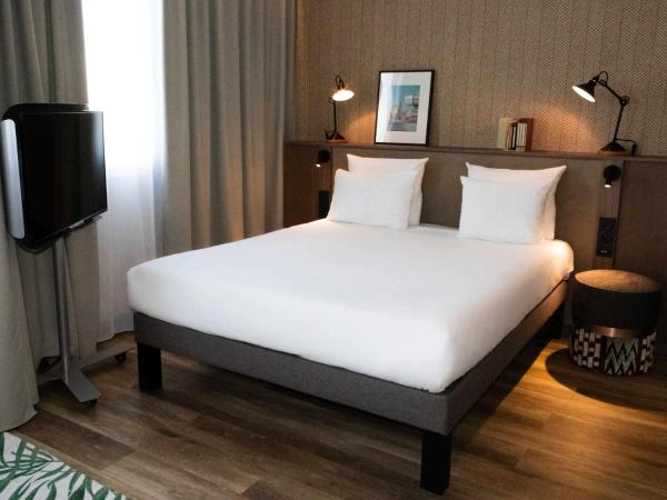 Novotel Suites Nice Airport : photo 1 de la chambre suite supérieure avec lit double et canapé-lit double