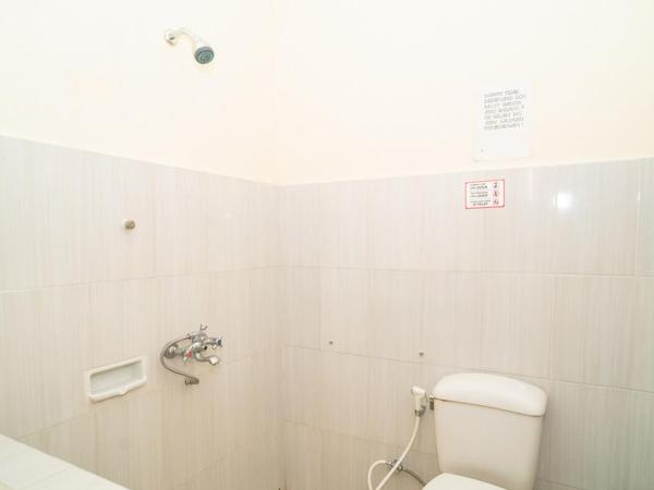 RedDoorz near Kampus 3 UTY Yogyakarta : photo 1 de la chambre chambre familiale