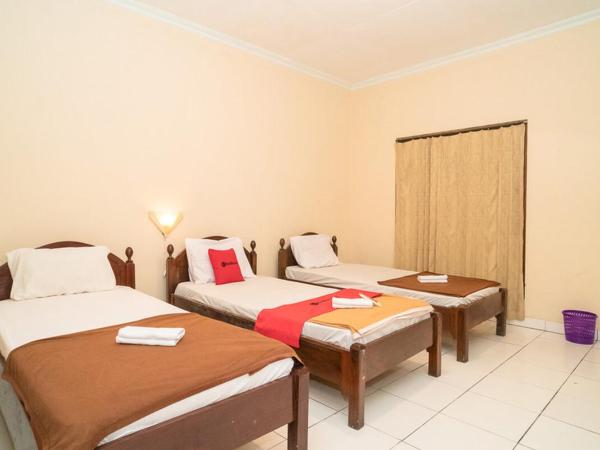 RedDoorz near Kampus 3 UTY Yogyakarta : photo 2 de la chambre chambre triple