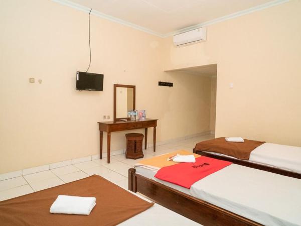 RedDoorz near Kampus 3 UTY Yogyakarta : photo 4 de la chambre chambre triple