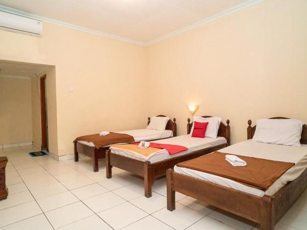 RedDoorz near Kampus 3 UTY Yogyakarta : photo 5 de la chambre chambre triple