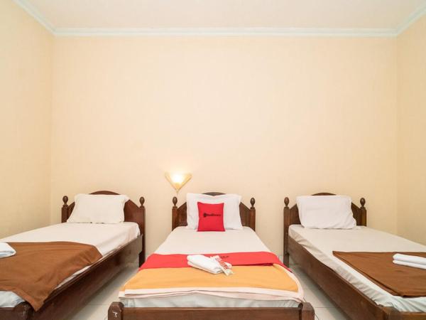 RedDoorz near Kampus 3 UTY Yogyakarta : photo 7 de la chambre chambre triple