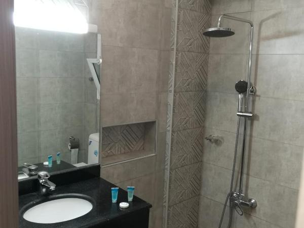 Al Ghubrah Plaza Hotel : photo 2 de la chambre chambre lit king-size deluxe