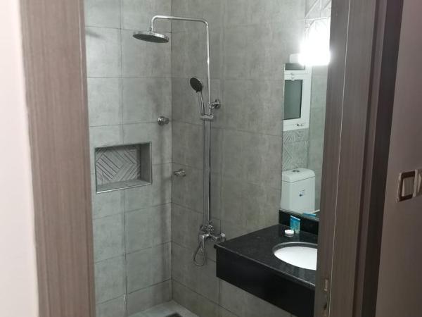 Al Ghubrah Plaza Hotel : photo 3 de la chambre chambre lit king-size deluxe