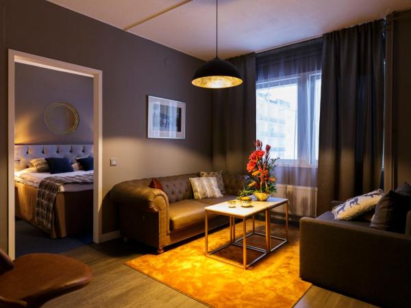 Hotel Golden Circle Suites : photo 1 de la chambre suite de luxe avec sauna