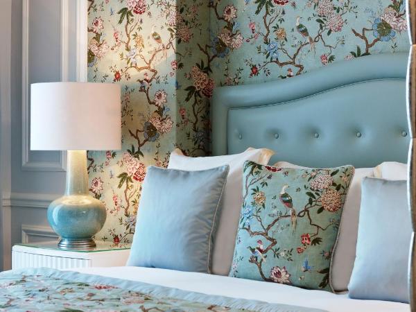 Beau-Rivage Palace : photo 2 de la chambre chambre double supérieure - vue sur jardin et ville