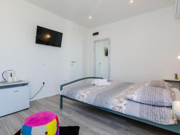 Guest House Nikolina : photo 6 de la chambre chambre double standard avec balcon - vue sur mer