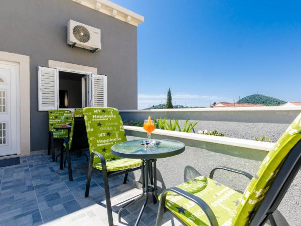 Guest House Nikolina : photo 7 de la chambre chambre double supérieure avec balcon - vue sur mer