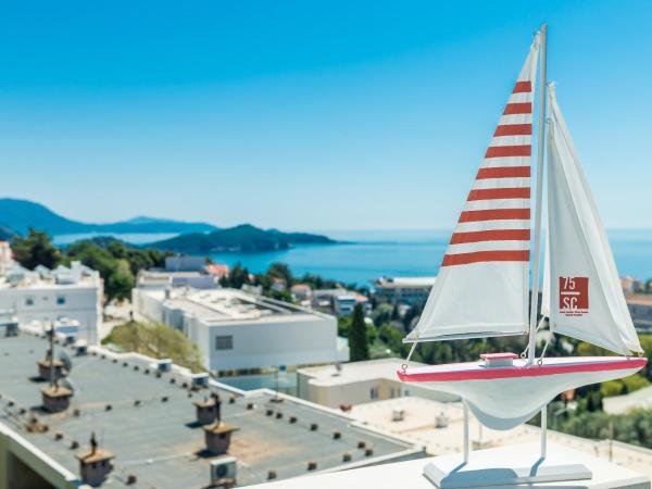 Guest House Nikolina : photo 2 de la chambre chambre double supérieure avec balcon - vue sur mer