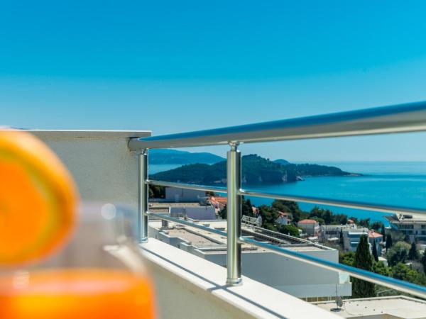 Guest House Nikolina : photo 9 de la chambre chambre double supérieure avec balcon - vue sur mer