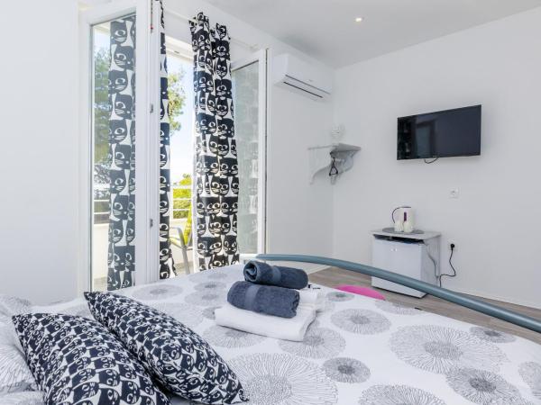 Guest House Nikolina : photo 4 de la chambre chambre double supérieure avec balcon - vue sur mer