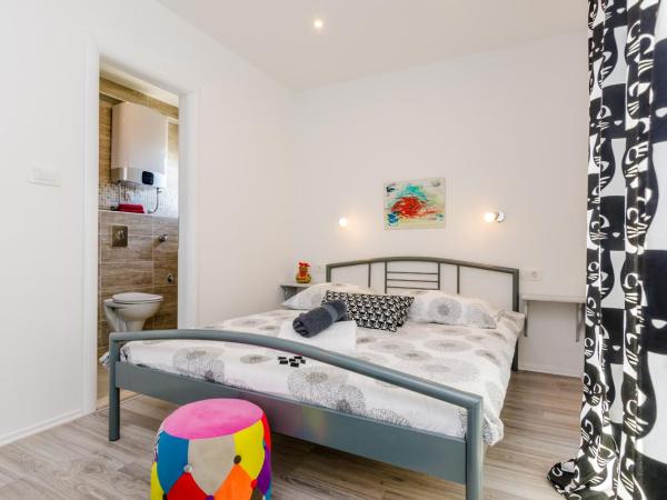 Guest House Nikolina : photo 5 de la chambre chambre double supérieure avec balcon - vue sur mer